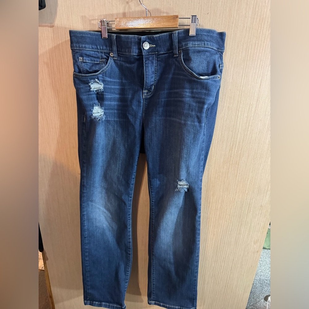 EUC Torrid Bombshell Straight Leg Jeans in Distressed Dark Wash Size 16 Regular